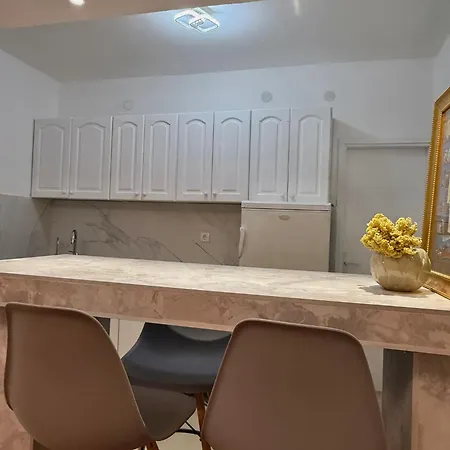 Lena Apartman